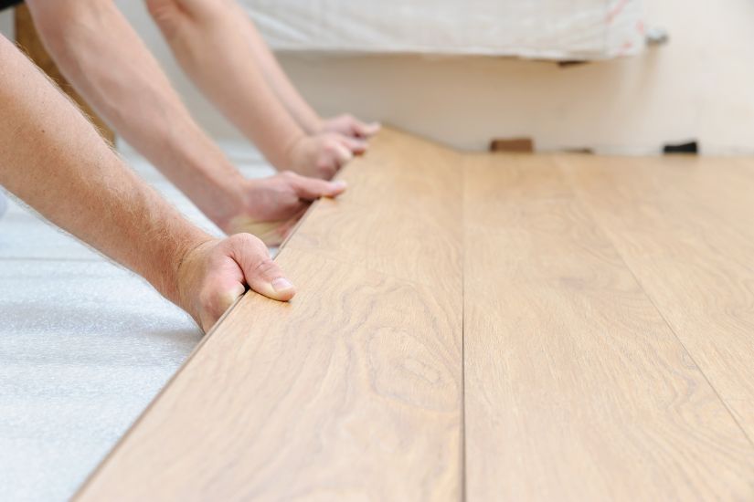 ¿En qué dirección colocar suelo imitación madera? Consejos clave para acertar